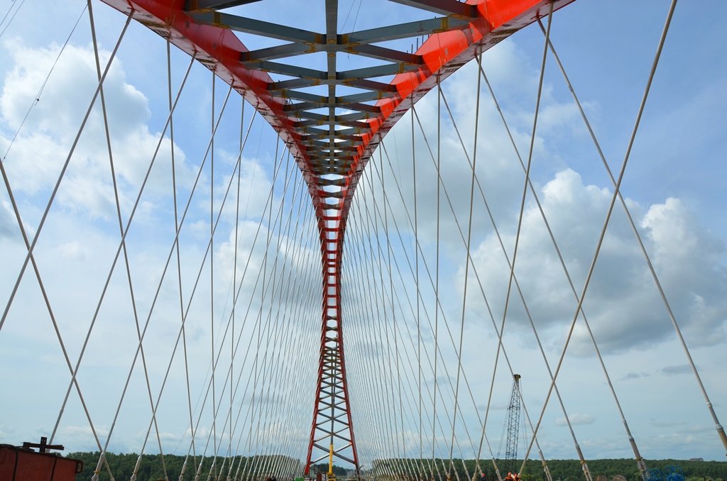 Строители натянули последние ванты Бугринского моста